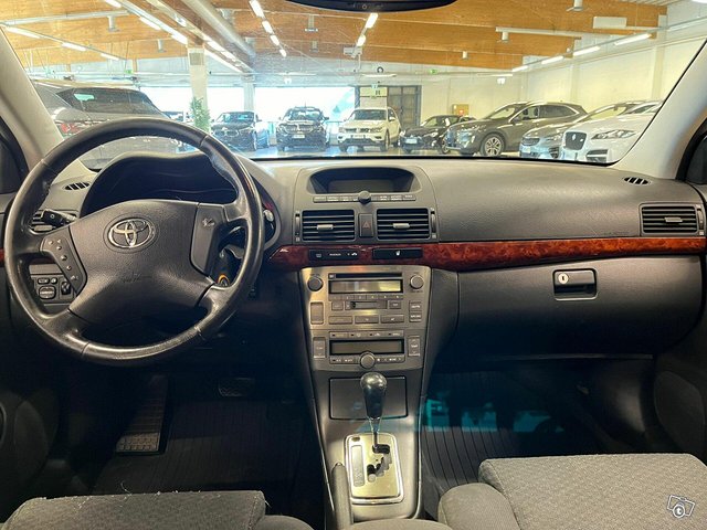 Toyota Avensis 8