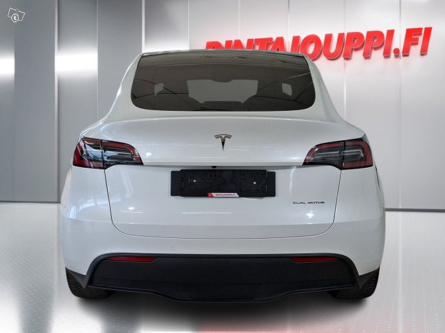 Tesla Model Y 4