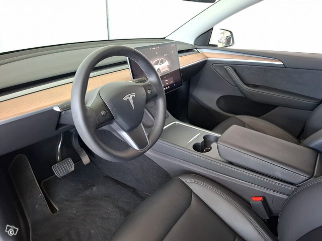 Tesla Model Y 7