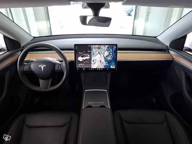 Tesla Model Y 8