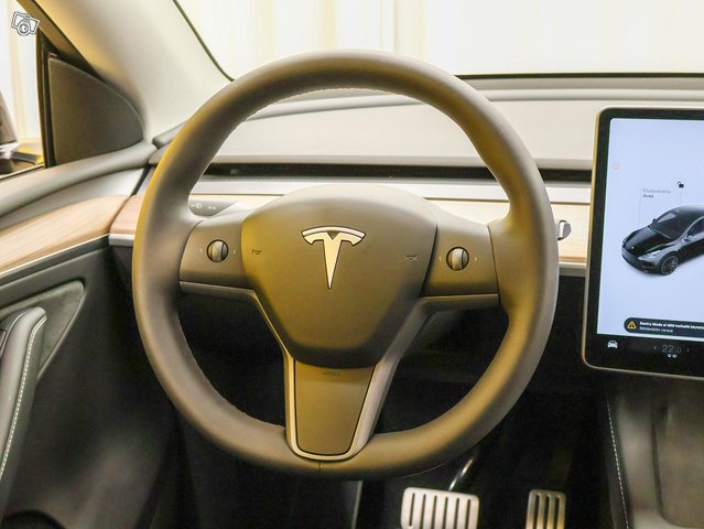 Tesla Model Y 4