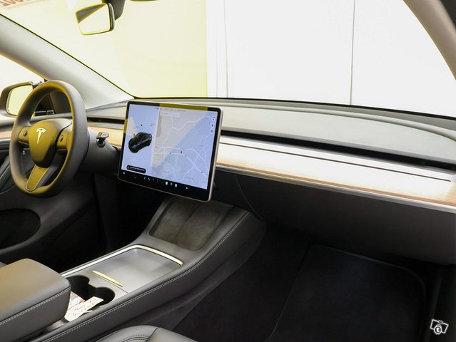 Tesla Model Y 12