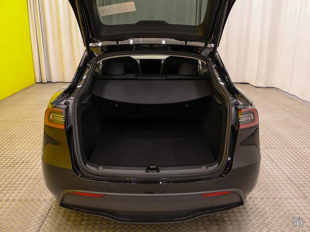 Tesla Model Y 18