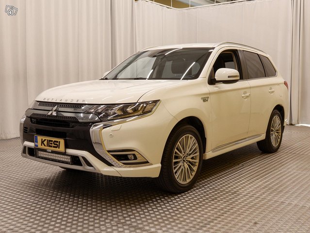 Mitsubishi Outlander PHEV 22