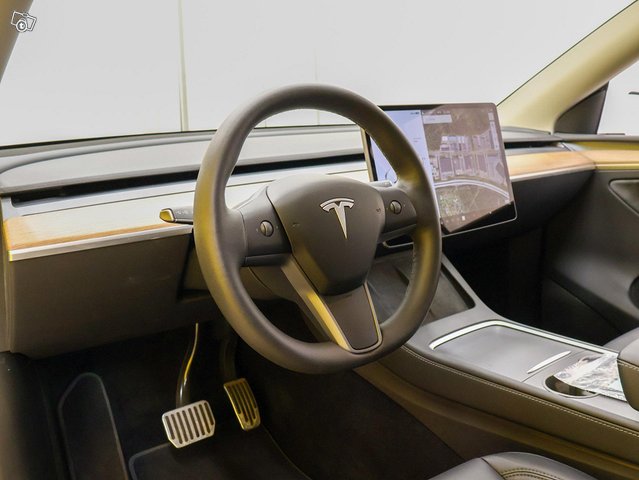 Tesla Model Y 4