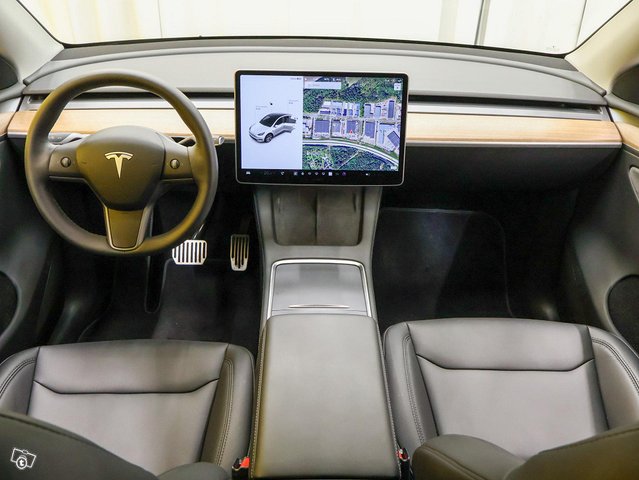 Tesla Model Y 11