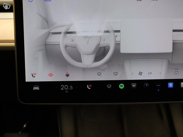 Tesla Model Y 4