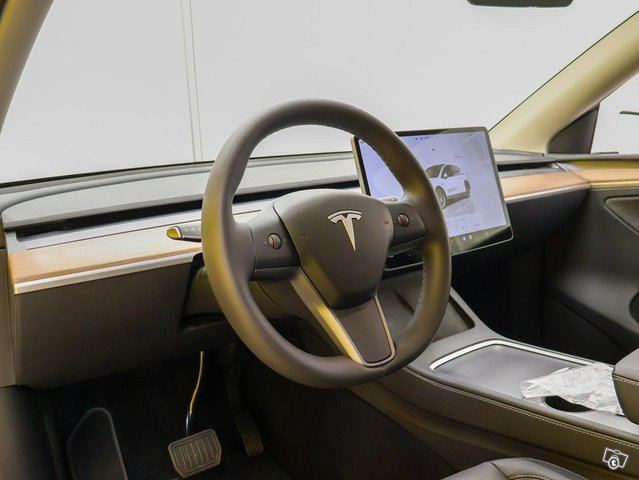 Tesla Model Y 6