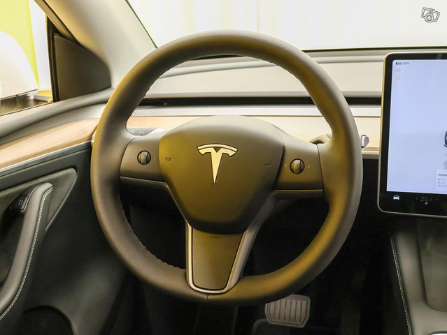 Tesla Model Y 9