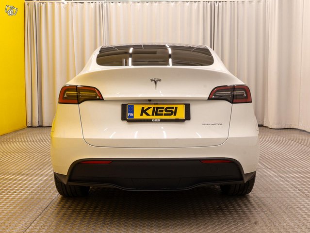 Tesla Model Y 12