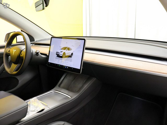 Tesla Model Y 14