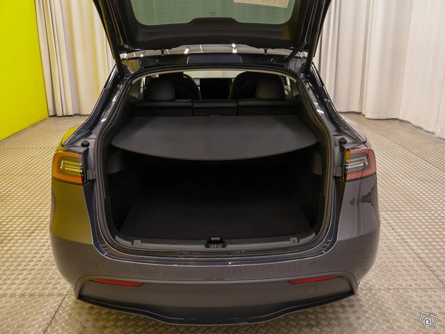 Tesla Model Y 18