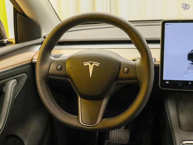 Tesla Model Y 4