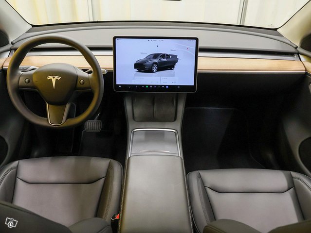 Tesla Model Y 11