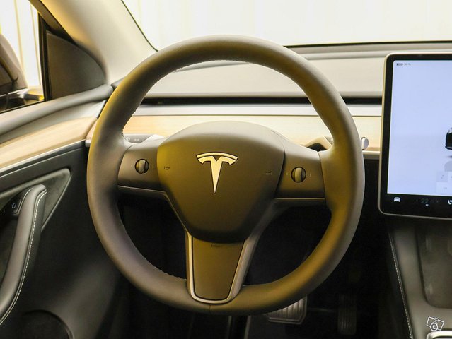 Tesla Model Y 4