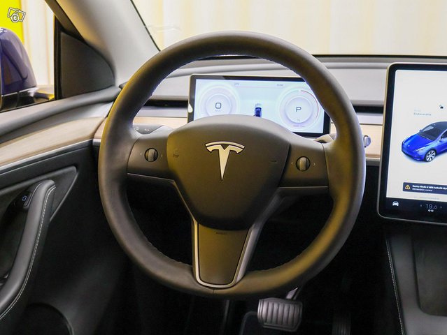 Tesla Model Y 4