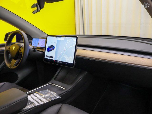 Tesla Model Y 12