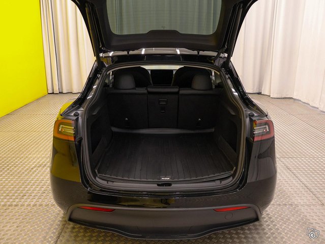 Tesla Model Y 11