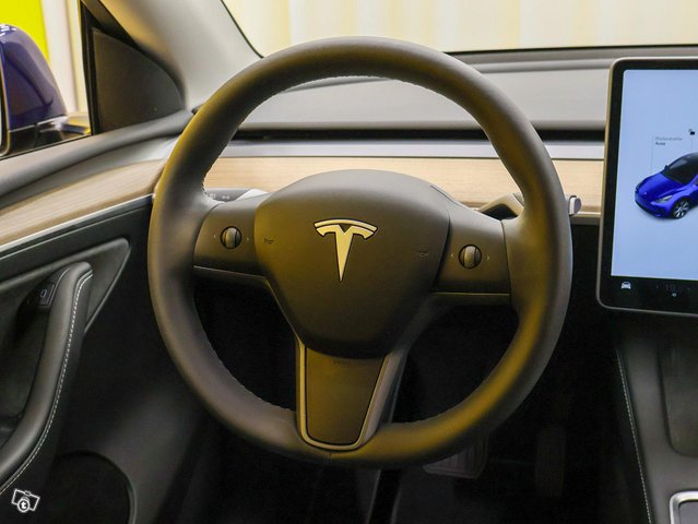 Tesla Model Y 4