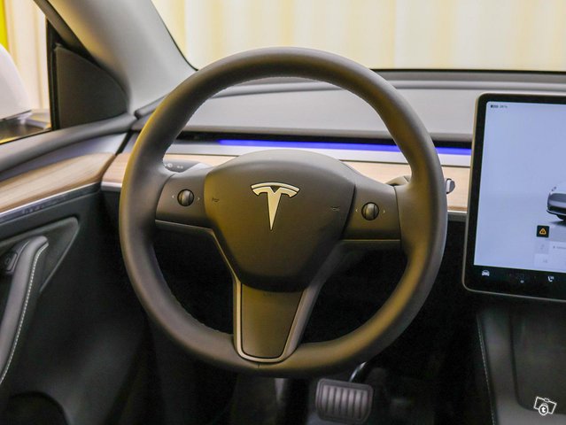 Tesla Model Y 4