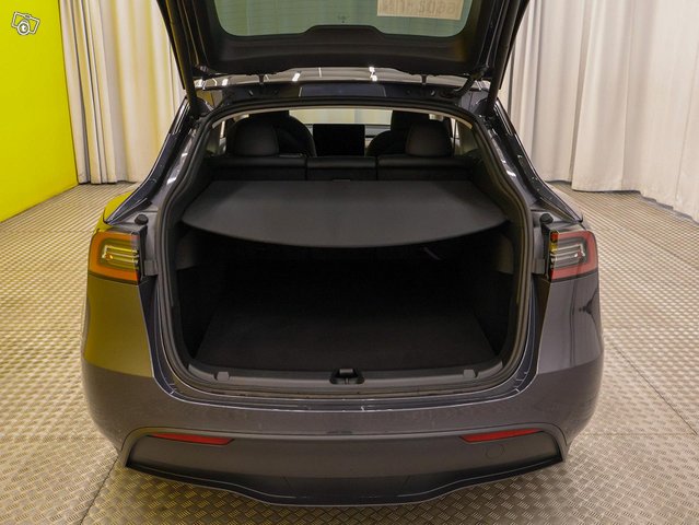 Tesla Model Y 18