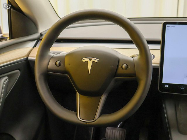 Tesla Model Y 4