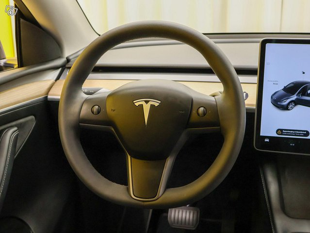 Tesla Model Y 4