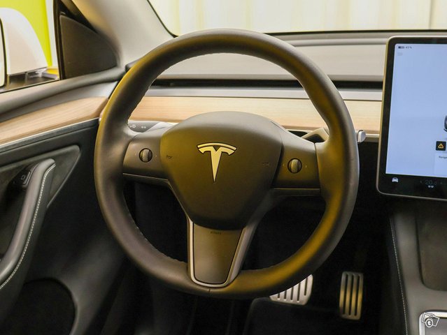 Tesla Model Y 4