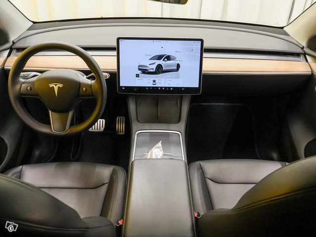 Tesla Model Y 11