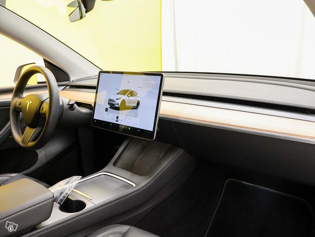 Tesla Model Y 12