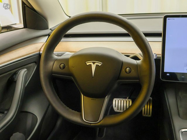 Tesla Model 3 4