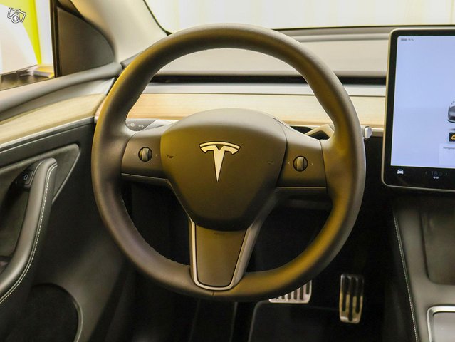 Tesla Model Y 4