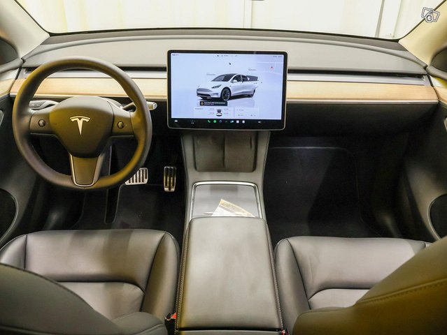 Tesla Model Y 11