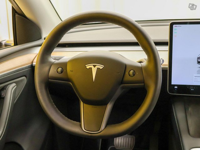 Tesla Model Y 4