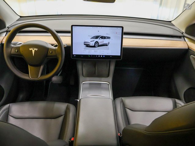 Tesla Model Y 11