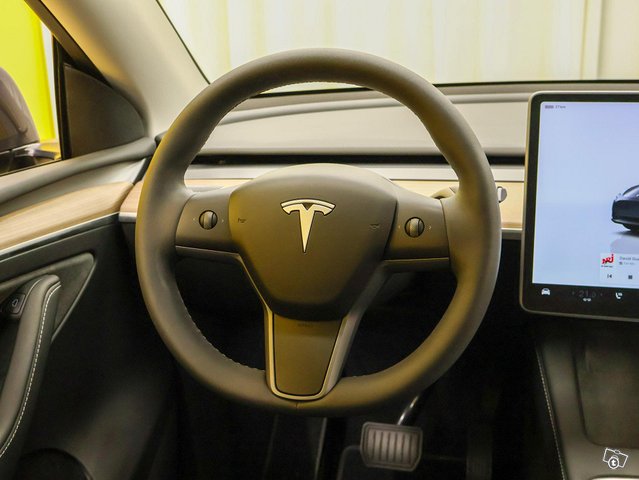 Tesla Model Y 4