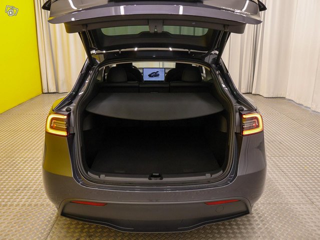 Tesla Model Y 18