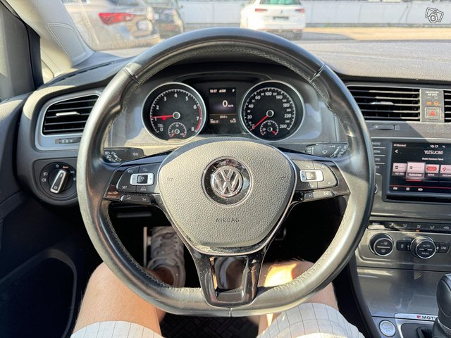 Volkswagen Golf 24