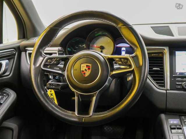 Porsche Macan 3