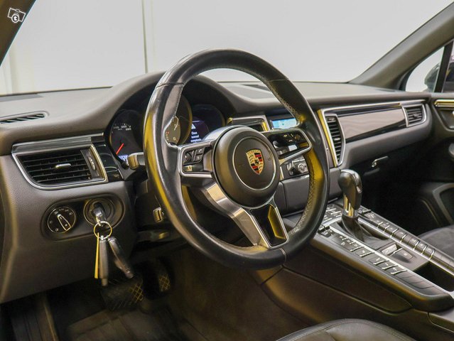 Porsche Macan 25