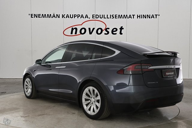 Tesla Model X 4