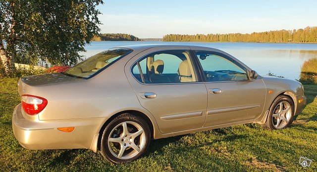 Nissan Maxima 12