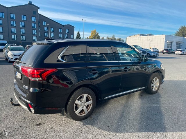 Mitsubishi Outlander PHEV 4