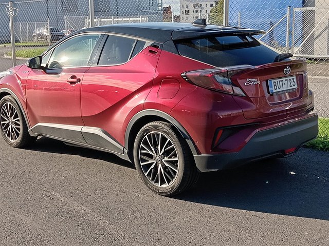 TOYOTA C-HR 2