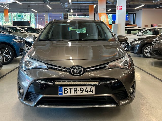 Toyota Avensis 2