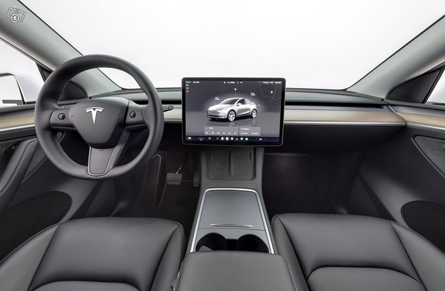 TESLA MODEL Y 11