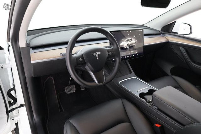 TESLA MODEL Y 19