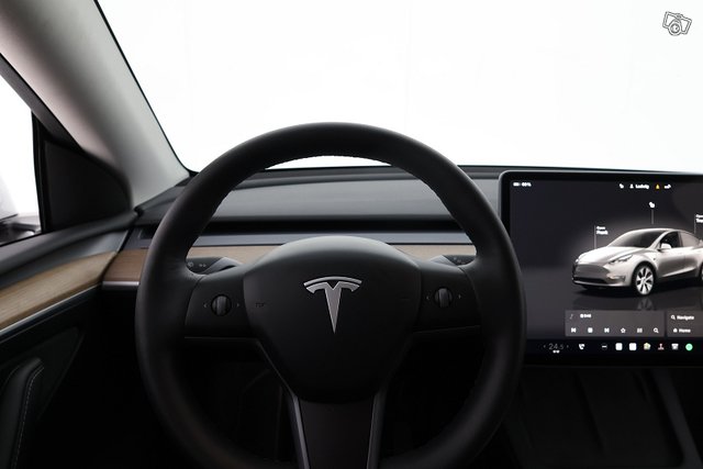 TESLA MODEL Y 20