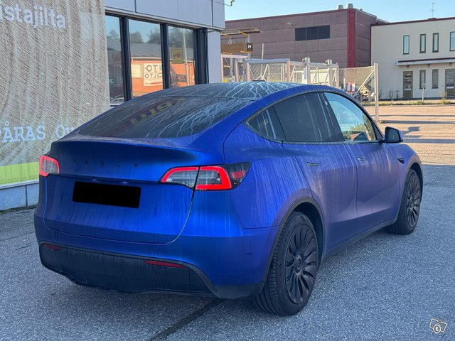 Tesla Model Y 4