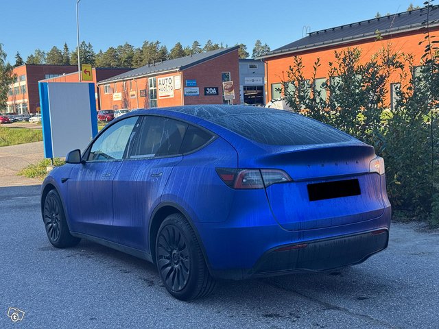 Tesla Model Y 5